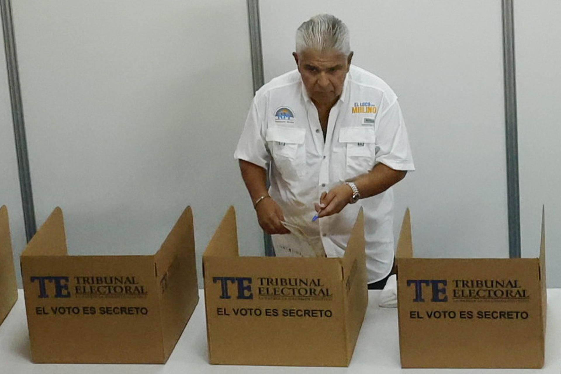 El candidato a la presidencia de Panamá José Raúl Mulino llega a votar este domingo, en el Centro de Convenciones Atlapa en Ciudad de Panamá.