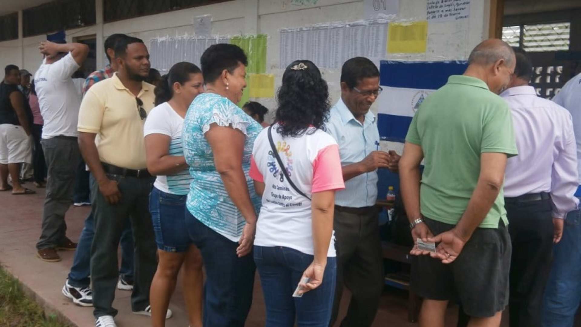 Ciudadanos del Caribe participan en el proceso electoral controlado por el orteguismo.