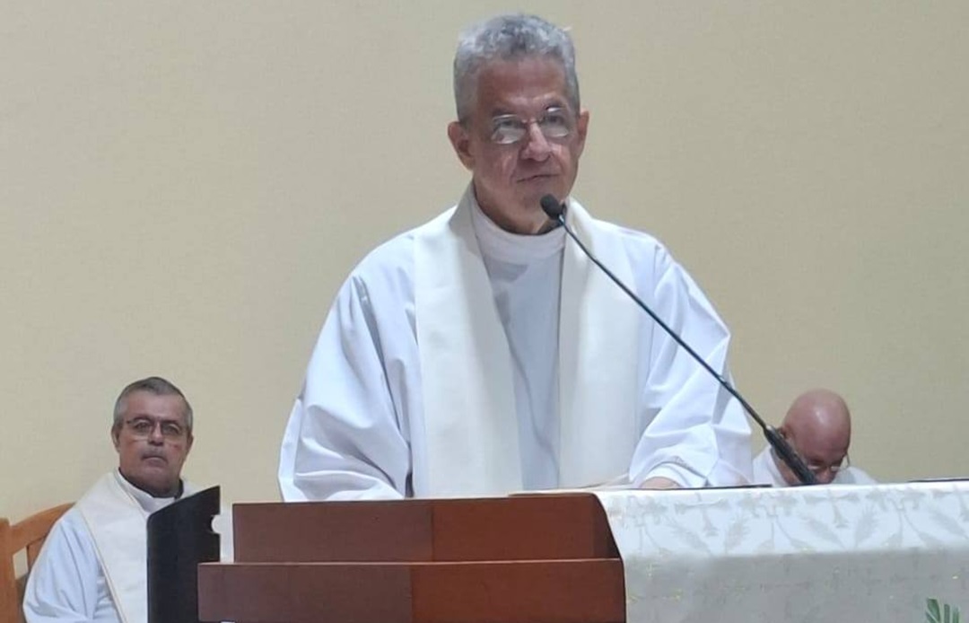 Monseñor Miguel Mántica, este domingo 24 de noviembre, asumiendo como párroco de la iglesia Patriarca San José, Aguas Zarcas.