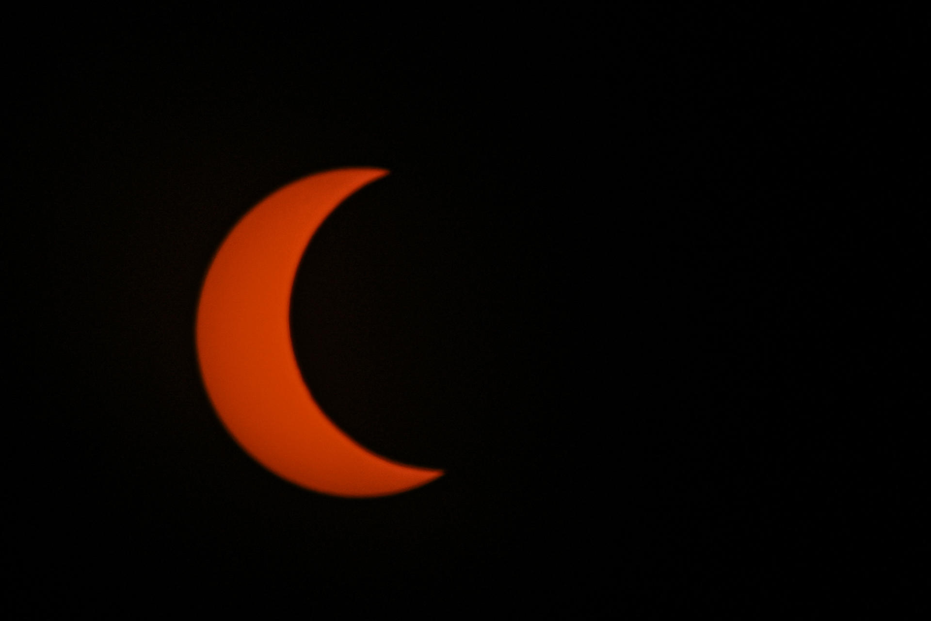 Fotografía fechada el 14 de octubre de 2023 del eclipse solar parcial.