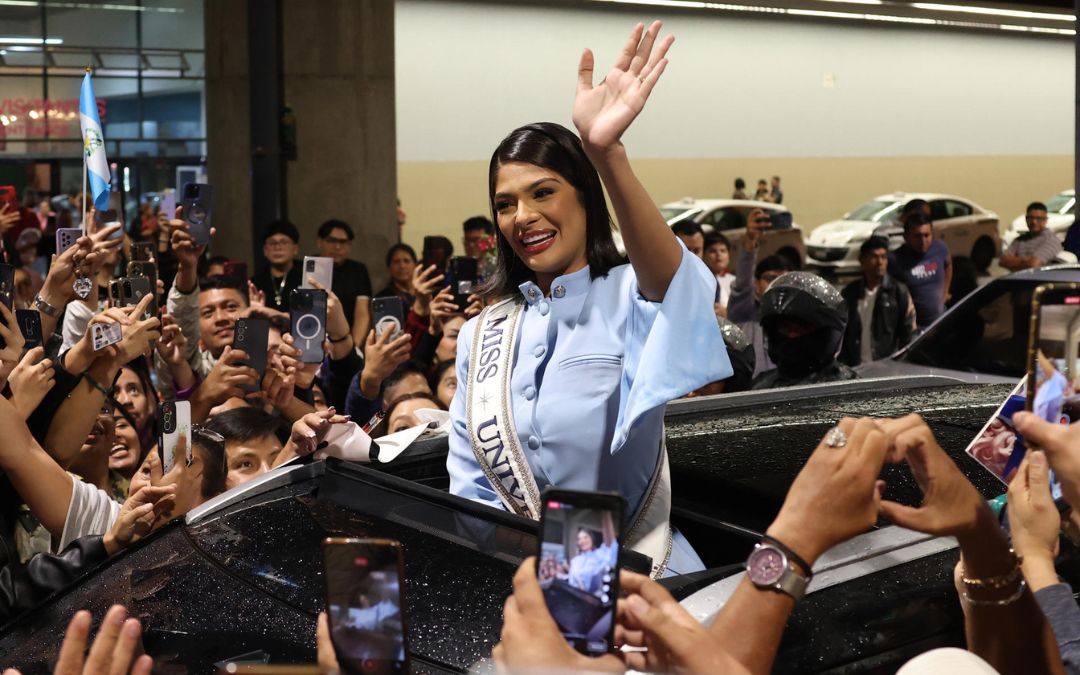 La Miss Universo nicaragüense Sheynnis Palacios llega a Guatemala aclamada por sus paisanos