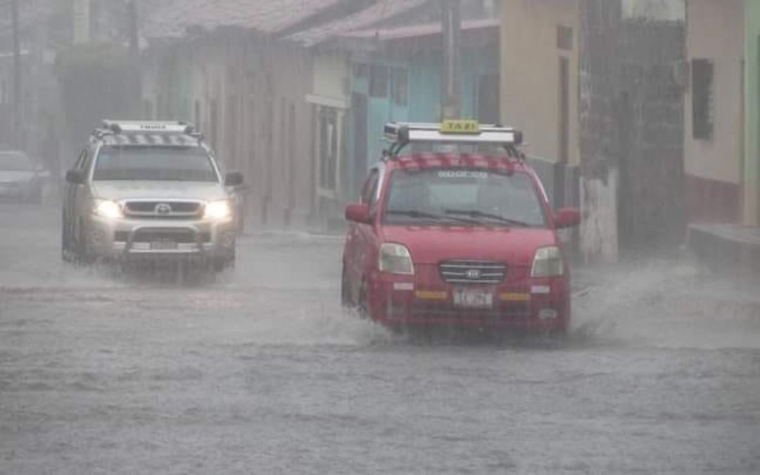 Un sistema de baja presión y dos ondas tropicales generarán lluvias durante el fin de semana