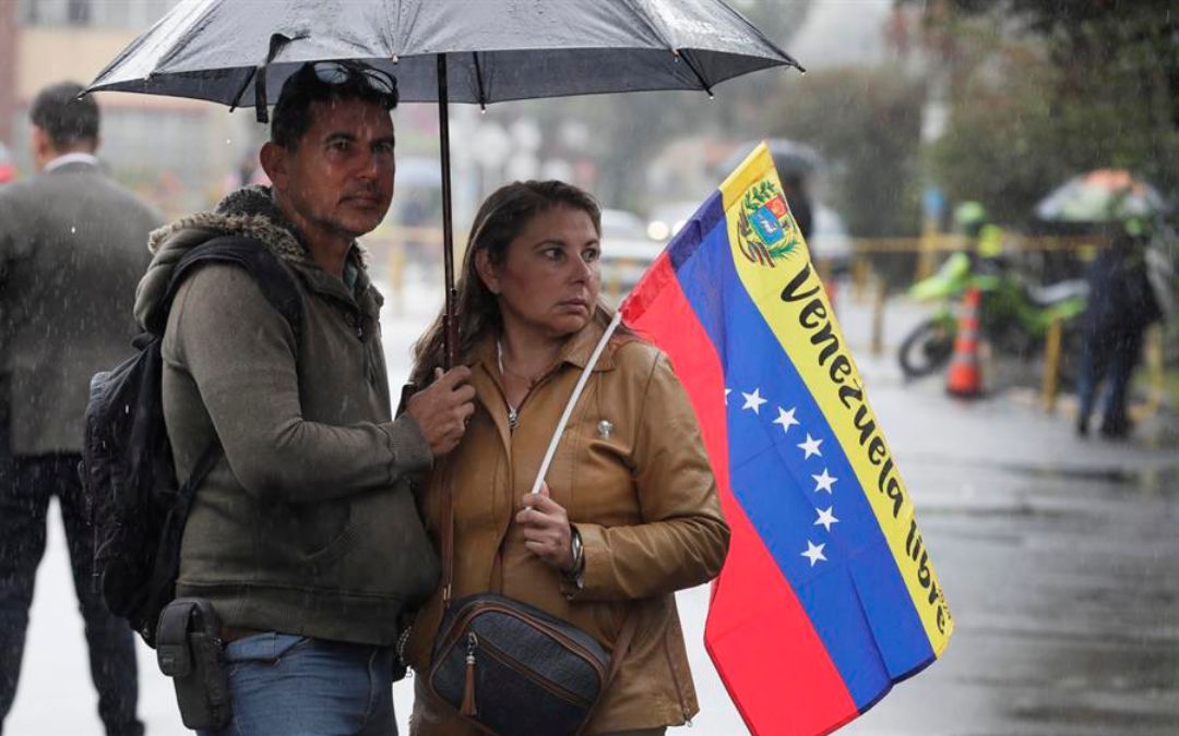 Venezolanos en Bogotá votan bajo la lluvia, sin incidencias y con esperanza de democracia