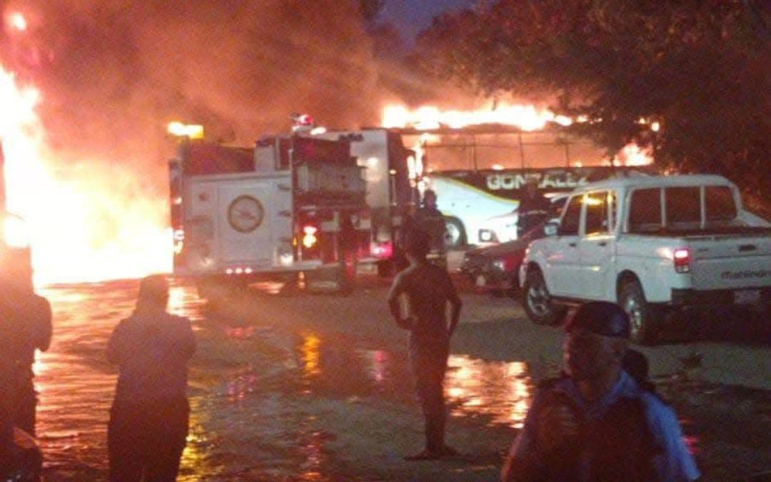 Bus choca contra bomba de una gasolinera y provoca un incendio