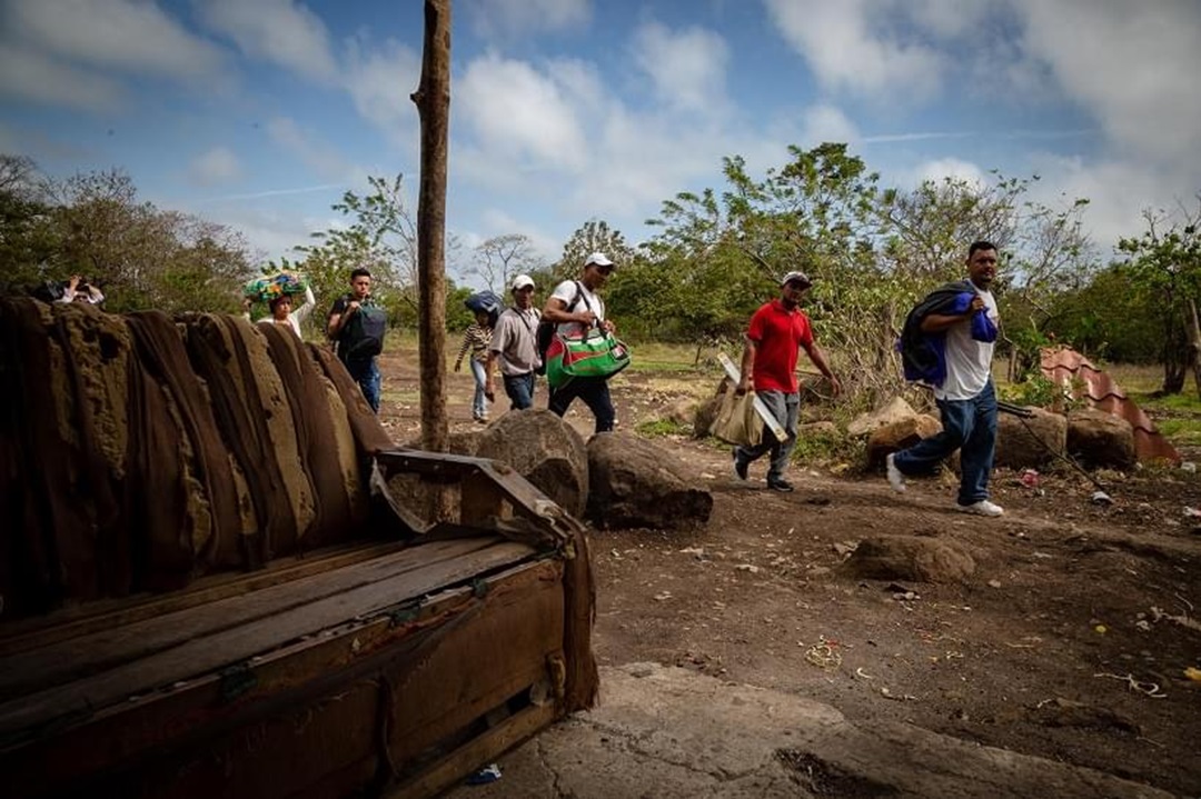 Paso de migrantes irregulares en un punto ciego entre la frontera entre Nicaragua y Costa Rica. FOTO TOMADA DE LA VOZ DE GUANACASTE