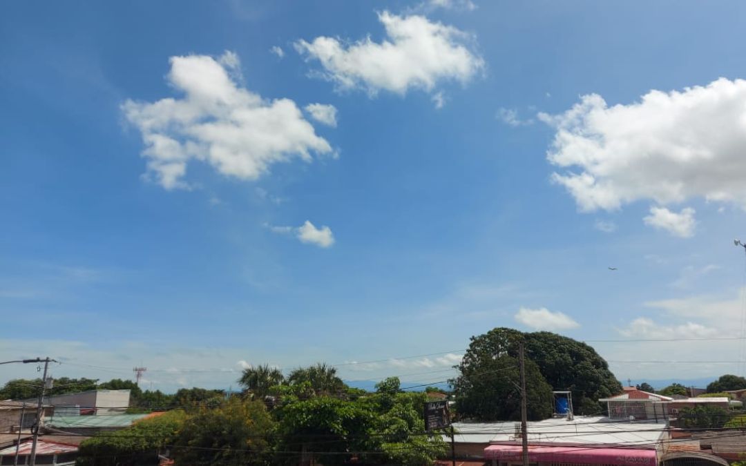 El pronóstico de hoy: ambiente “muy caluroso” y lluvias después del mediodía