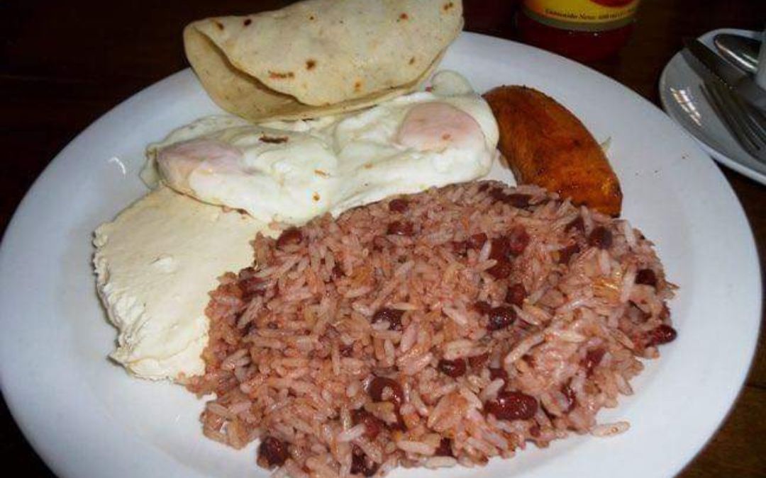 Imagen referencia del un desayuno tradicional nicaragüenses.