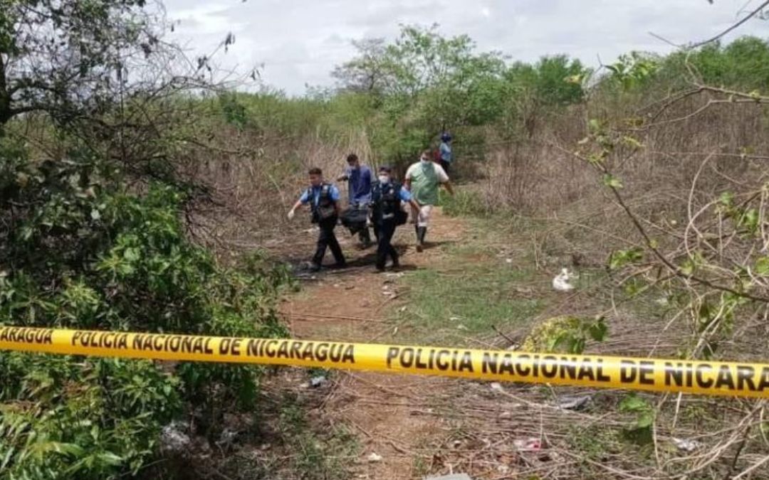 Cuerpo de una mujer es encontrado en llamas en un barrio de Sébaco