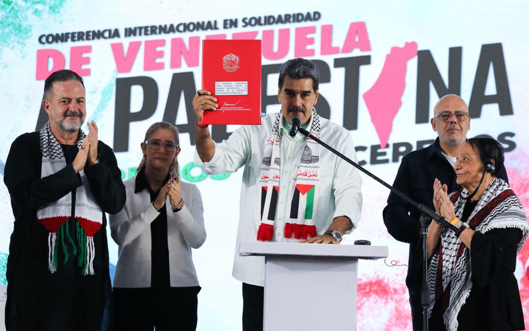 Nicolás Maduro firma la ley que ordena 30 años de prisión a quienes promuevan sanciones