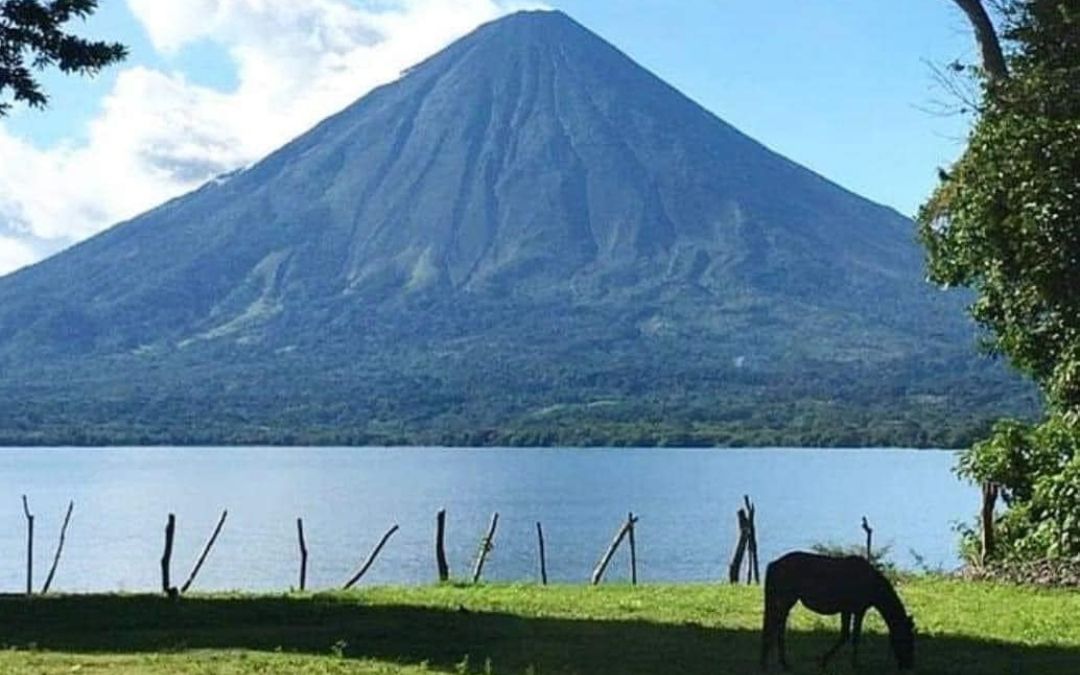 Volcán Concepción regresa a la calma tras repentina explosión