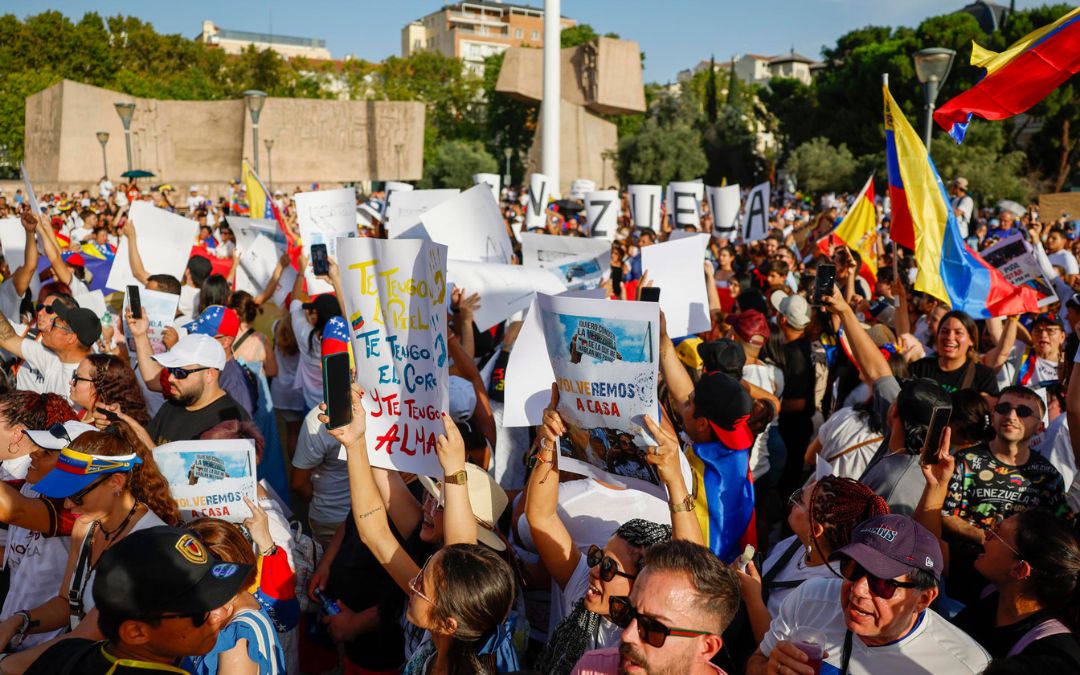 Miles de personas se concentran en Madrid con consignas por la libertad en Venezuela