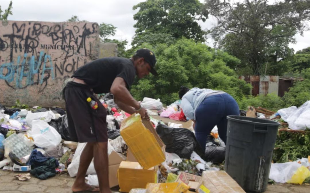 Calidad de vida, ¿rNicaragüenses hurgando entre la basura. Foto: referencial VOA.ealmente ha mejorado en Nicaragua?