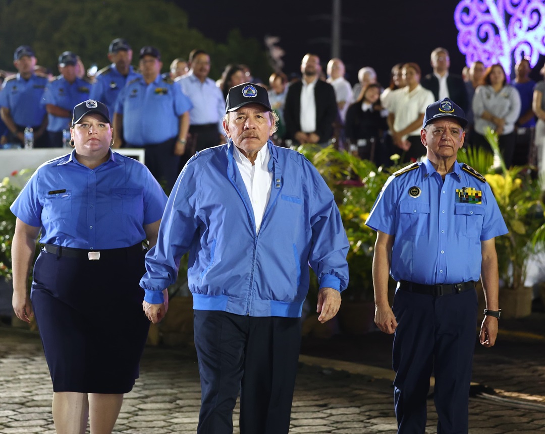 Ortega en el acto central del aniversario 45 de la Policía.