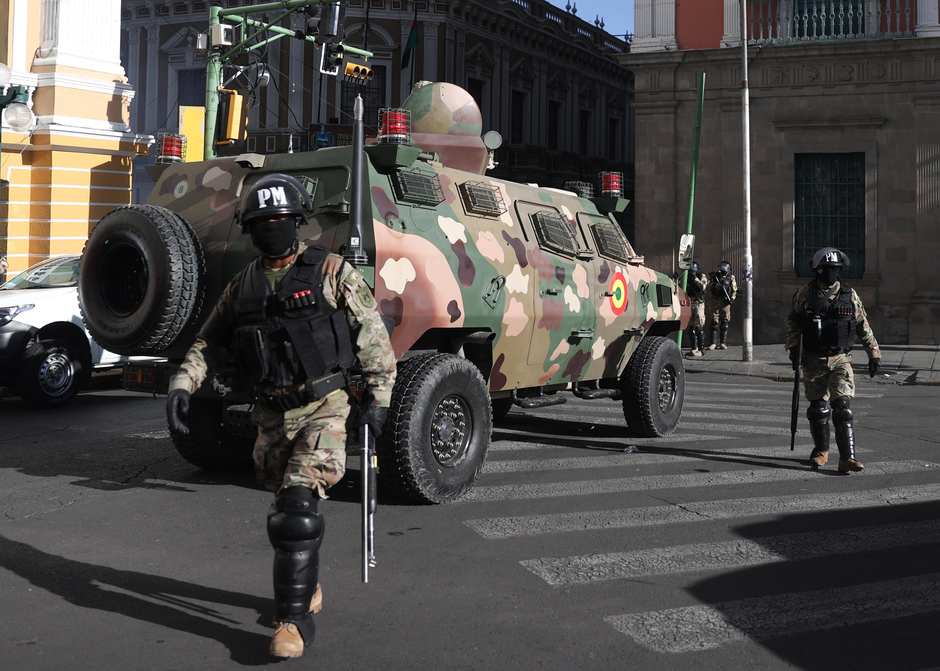 Fotografía de un tanque militar frente a la sede del Gobierno de Bolivia, este miércoles en La Paz (Bolivia). EFE