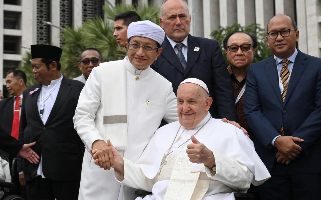 La Policía de Indonesia detiene a siete personas que pretendían atacar al papa Francisco