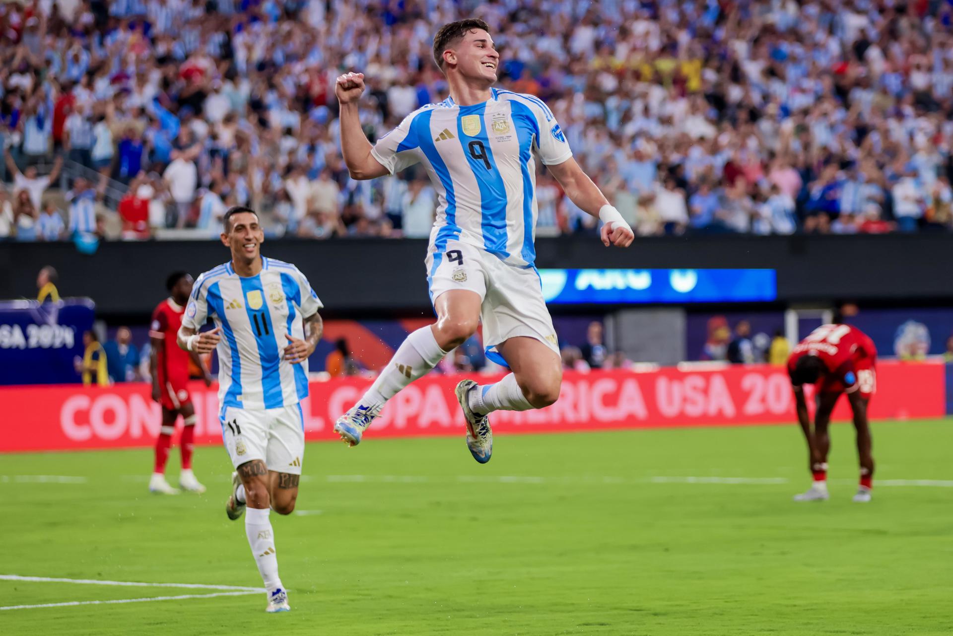 El delantero argentino Julián Álvarez (c) fue registrado este martes, 9 de julio, al celebrar un gol que le anotó a Canadá, durante la primera semifinal de la Copa América 2024, en el estadio MetLife de East Rutherford (Nueva Jersey, EE.UU.). EFE