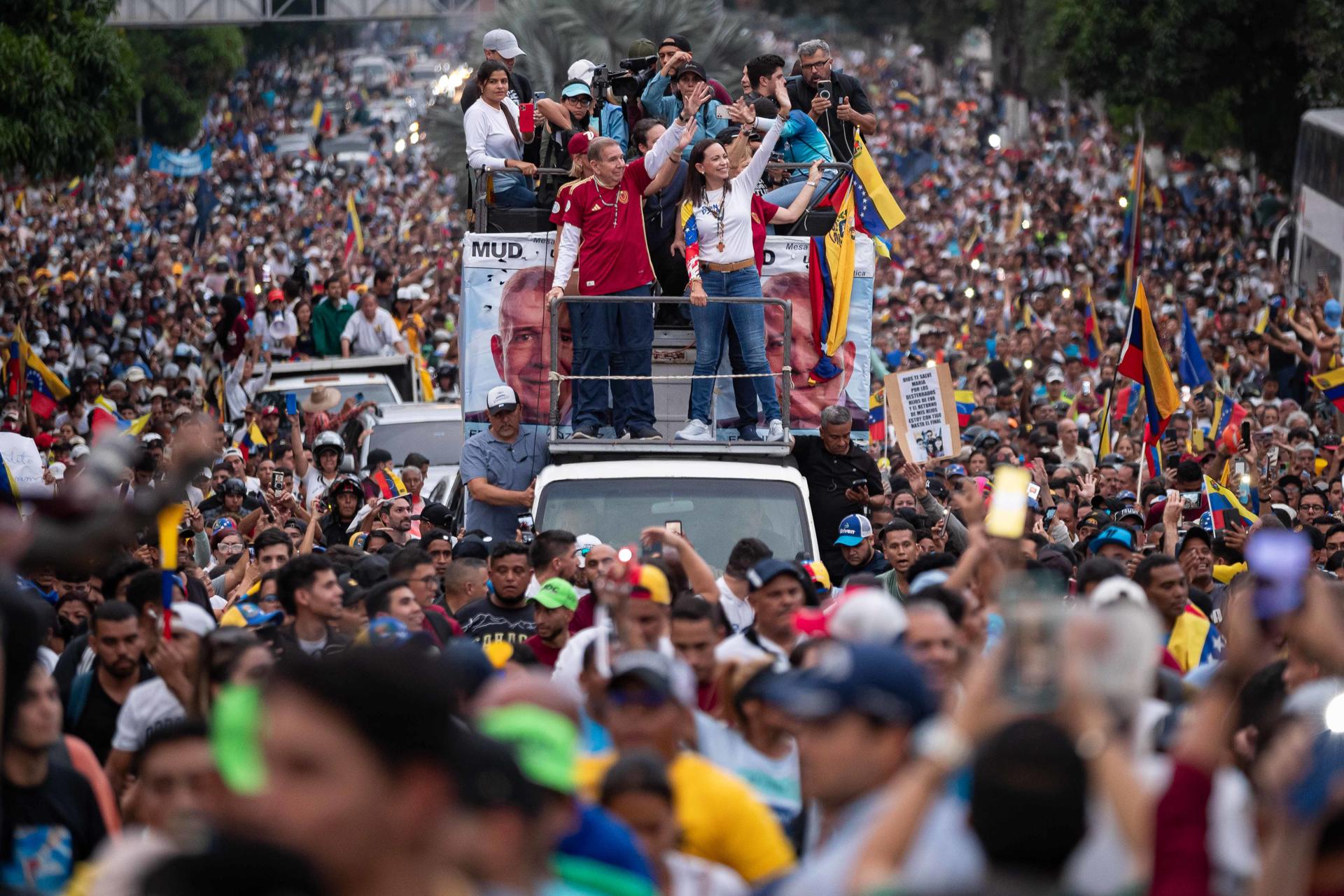 Los venezolanos deciden hoy si dejan atrás 25 años de gobiernos chavista.