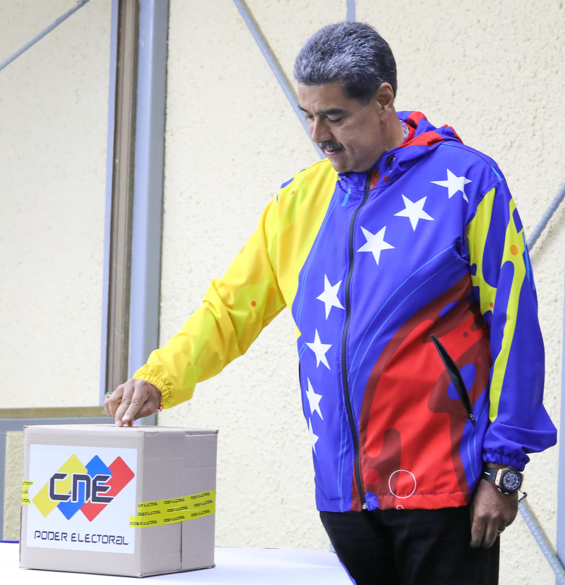 Nicolás Maduro ejerciendo el voto durante las elecciones presidenciales, este domingo, en Caracas.