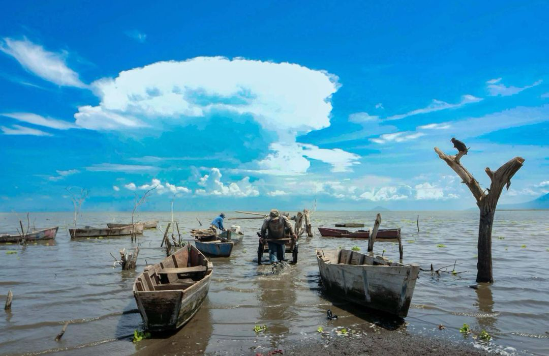 Por la necesidad, la gente se atreve a pesar en el lago de Managua. FOTO: Óscar Navarrete