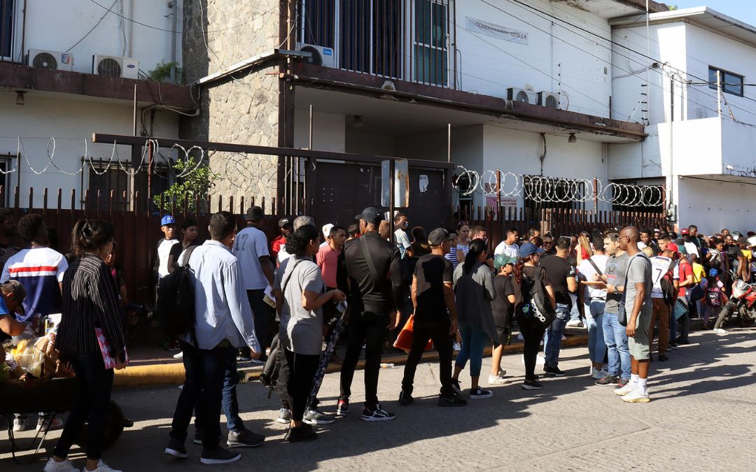 Migrantes hacen fila para realizar sus procesos migratorios este viernes, en el municipio de Tapachula en Chiapas (México). EFE/ Juan Manuel Blanco