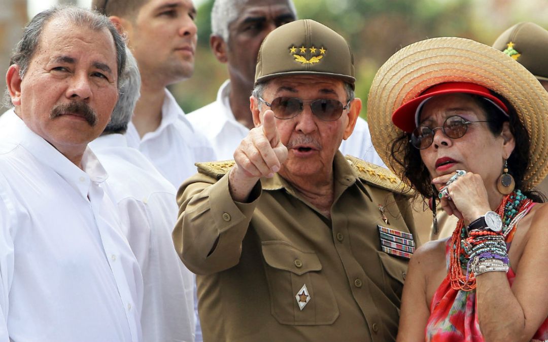 Ortega y Murillo evitan mencionar a Estados Unidos en un tibio mensaje de solidaridad con Raúl Castro