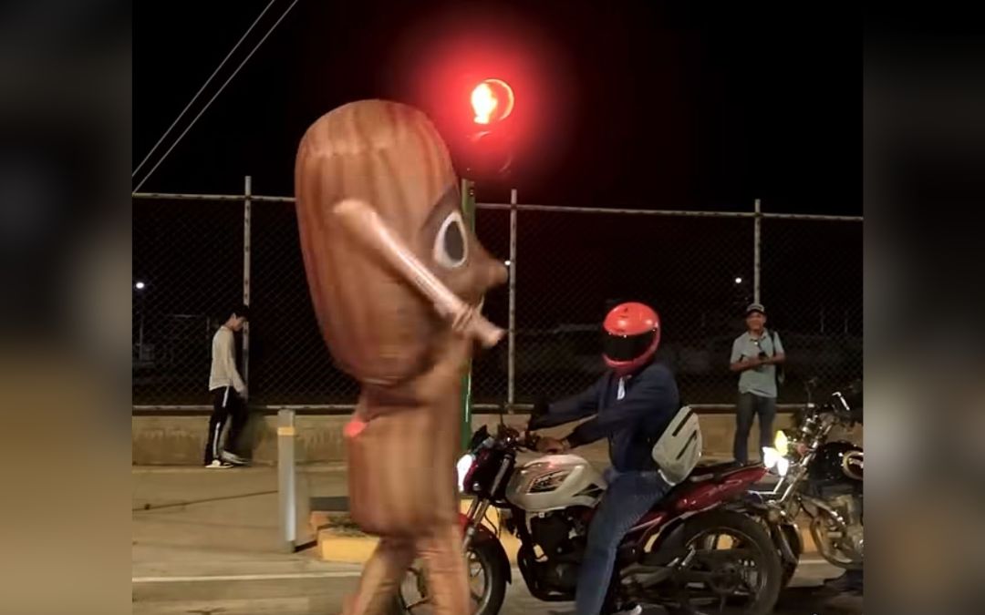 Cover image for Managua Mayor's Office Uses Mascots With Inflatable Clubs for Road Safety