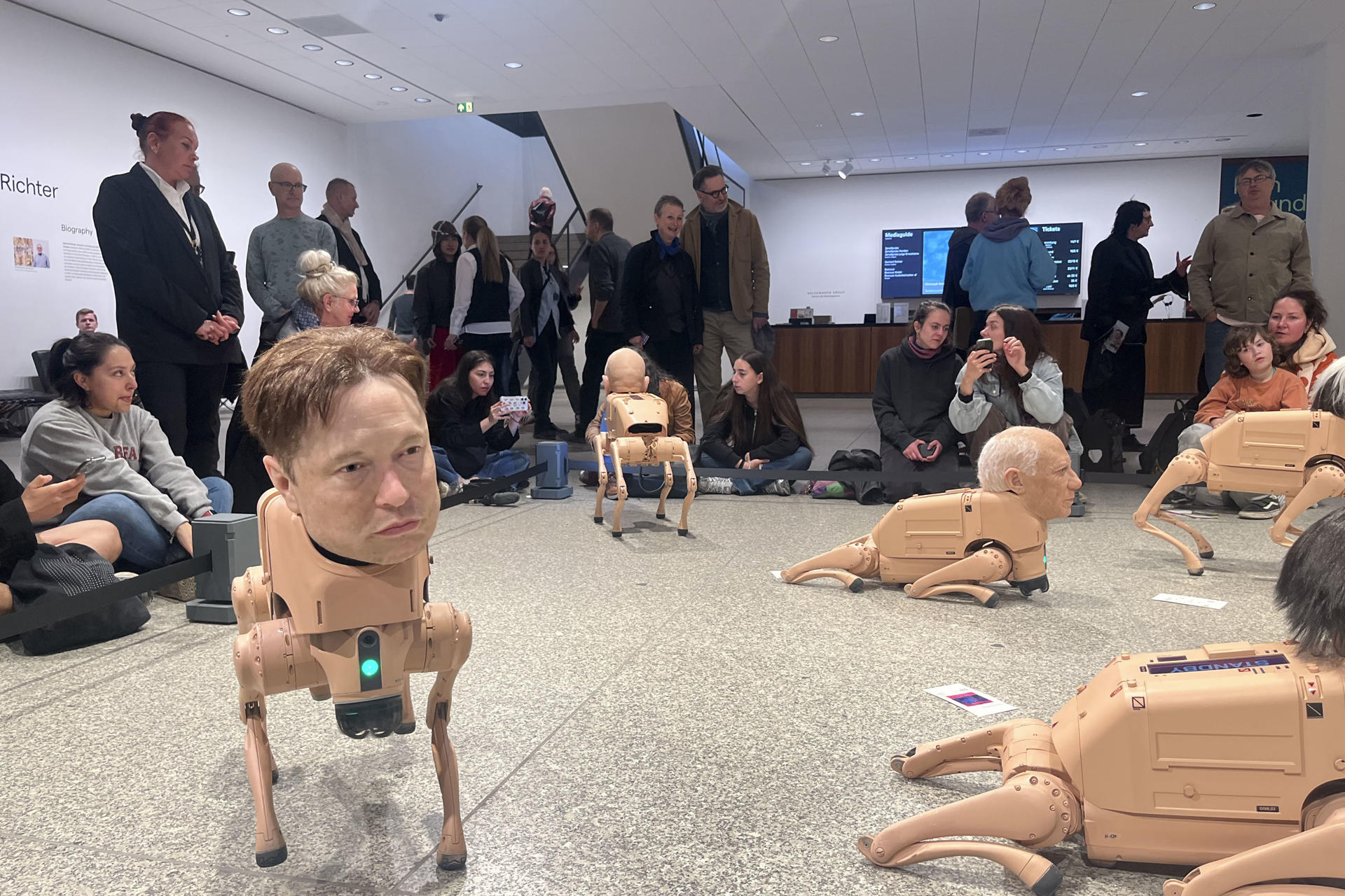 Perros robóticos con cara humana, incluida la de Picasso, divierten a visitantes en Berlín