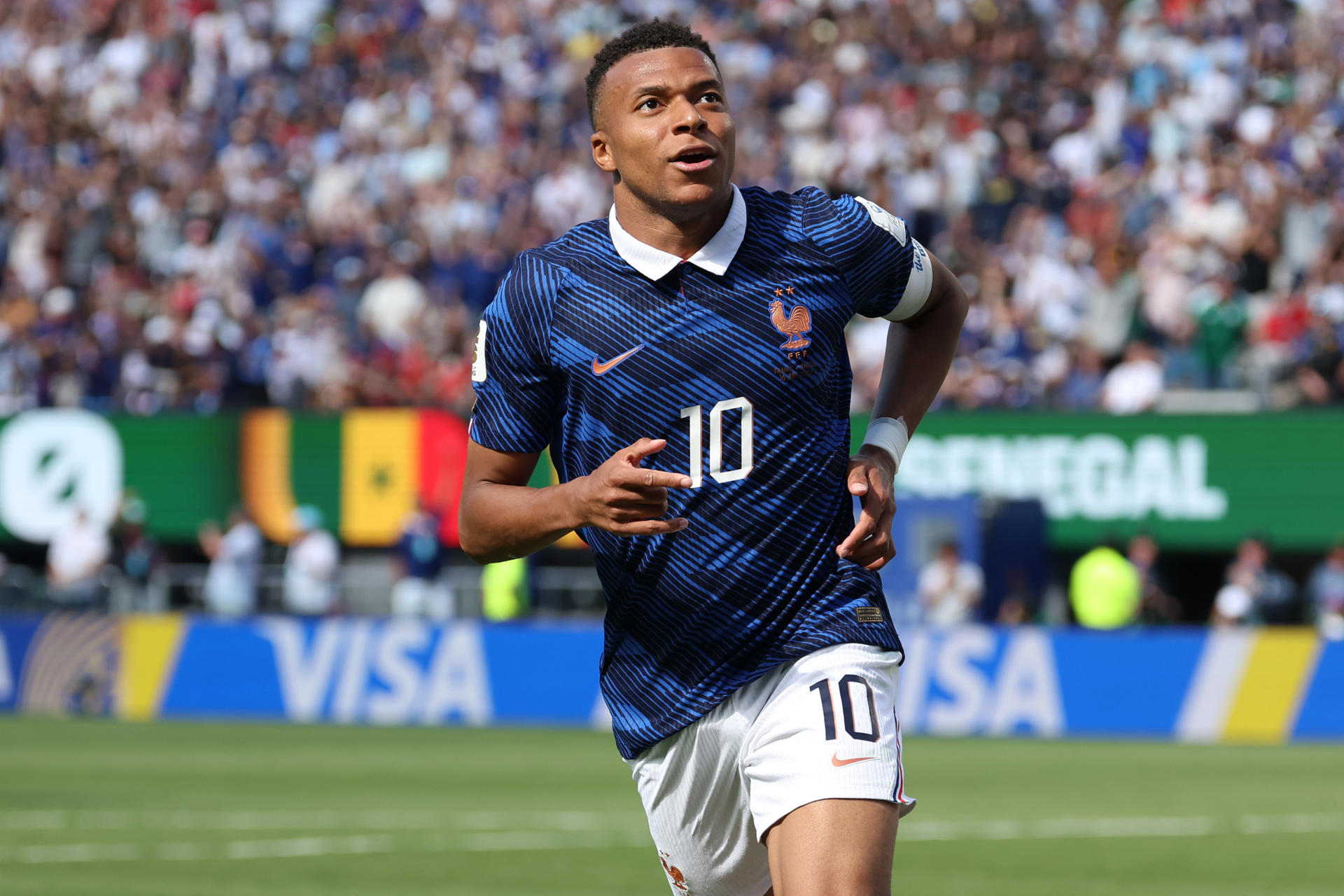 Mbappé firma un doblete en el estreno ganador de Francia