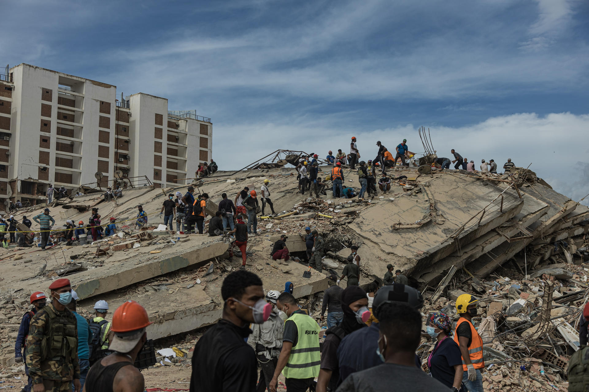 La búsqueda de vida prosigue pese al olor a muerte entre los escombros de La Guaira