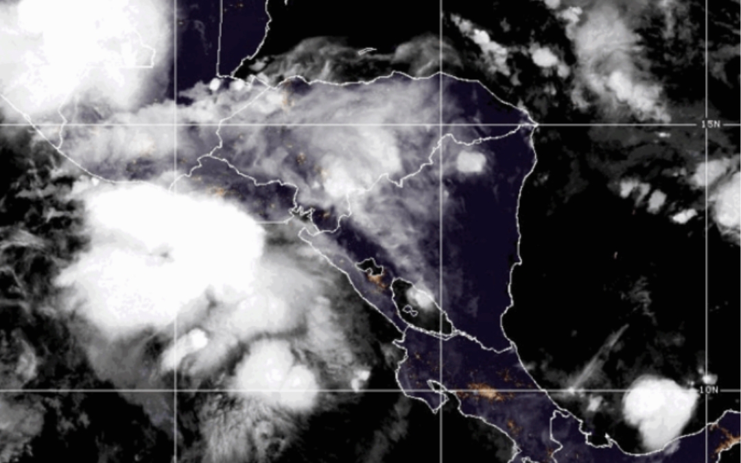 Tormenta tropical Cristina cambia y se aleja de Nicaragua, pero el peligro continúa