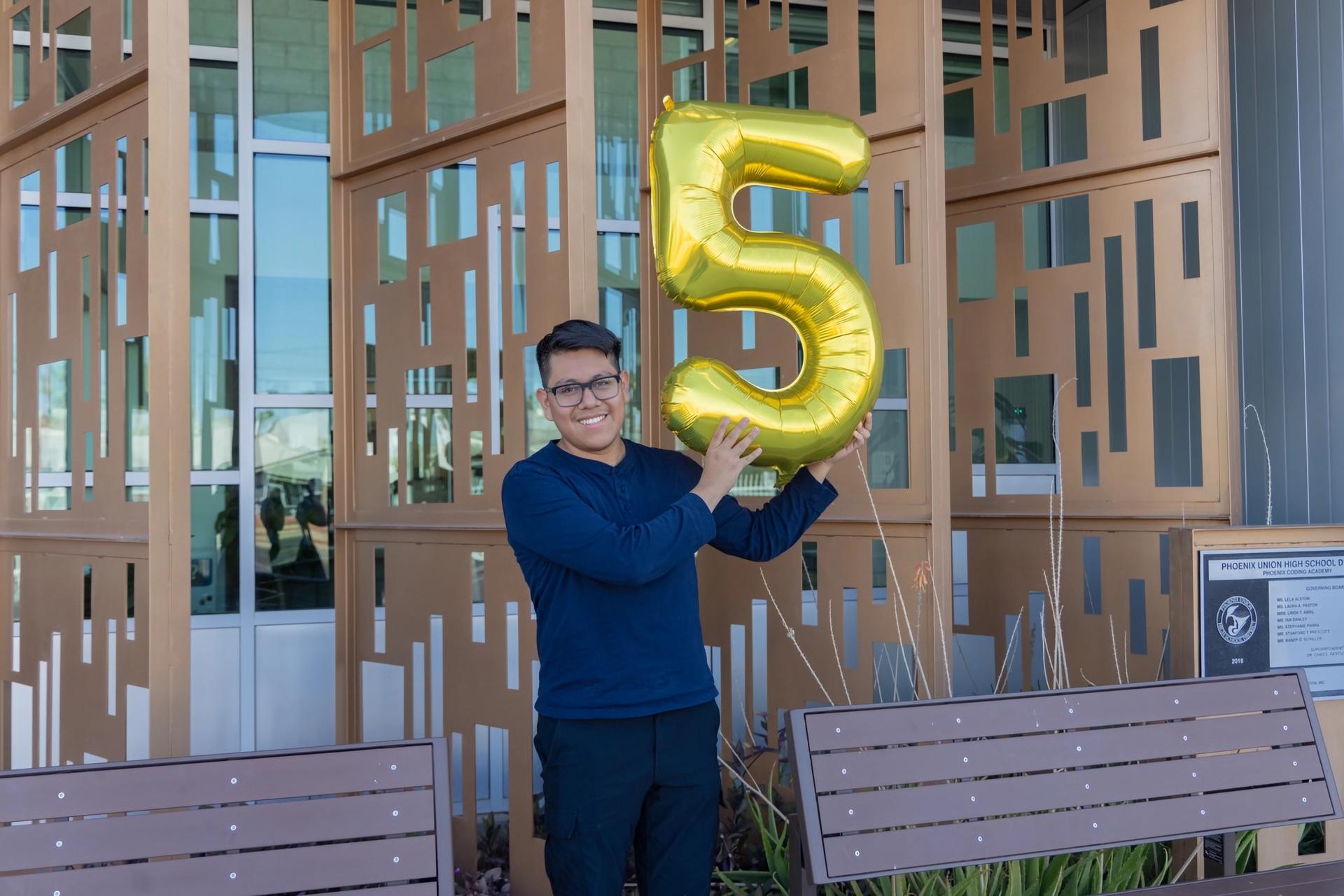 Cover image for Hijo de inmigrantes mexicanos logra admisión en 49 universidades de EE.UU.